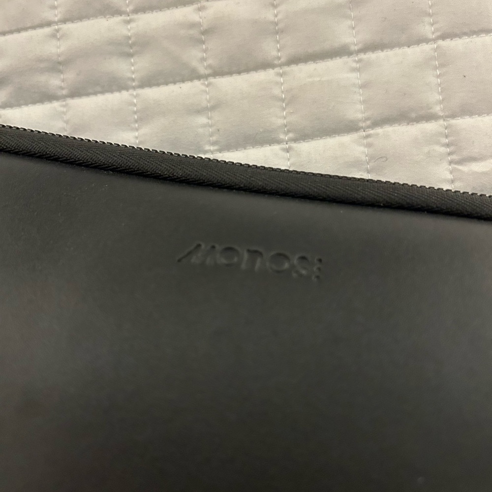 MO1000 Bring the Metro Laptop Sleeve along with you on your daily commute, - Picture 3 of 3